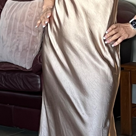 Clothes - Picture 3 of 4